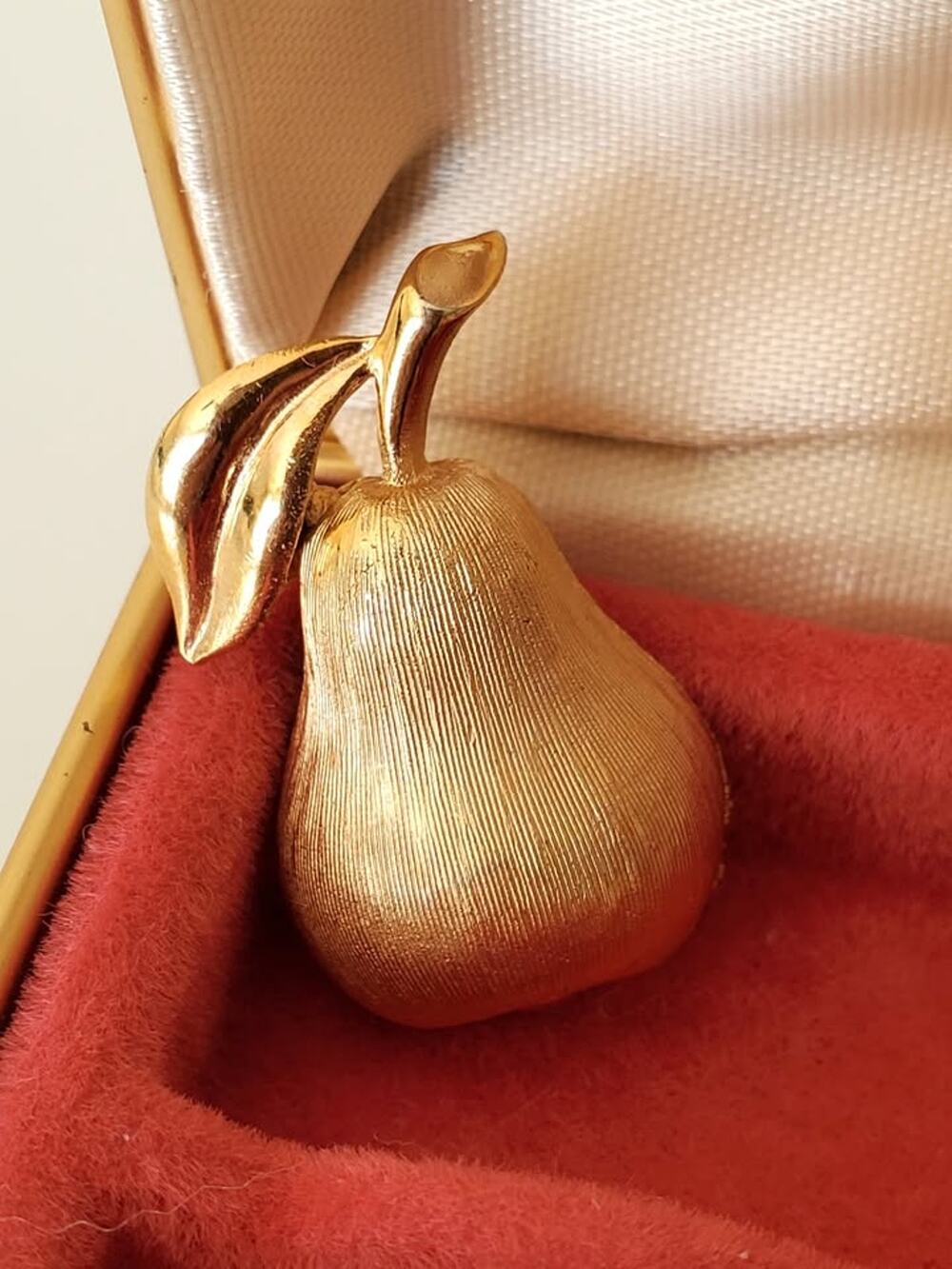 Vintage Crown Trifari Pear Gold Tone Etched Brooch Pin
